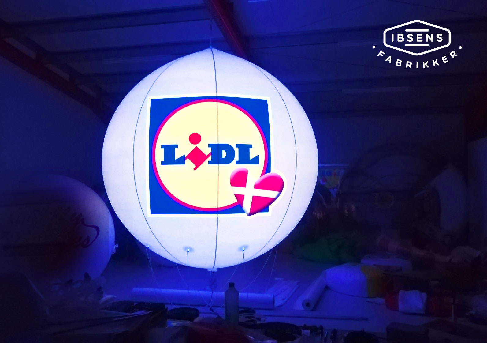 Luftballong med logo och ljus. 3 meter i diameter. Fylls upp med Helium gas. Perfekt blickfång vid t.ex. butiksöppningar.