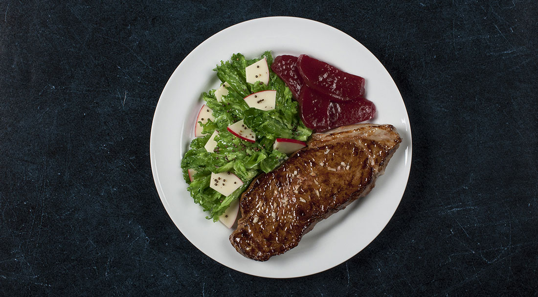 Konstgjord biff, serverad med falsk sallad med äpplebitar och rödbetor.