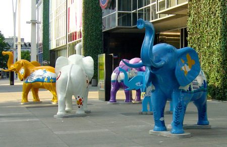 Elefantfigurer tillverkade i glasfiber