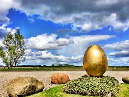 Specialgjord skulptur Guldägget. Tillverkad i glasfiber