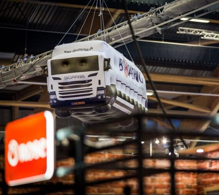 Uppblåsbara lastbilar för AB Caterin i Gigantium i Aalborg