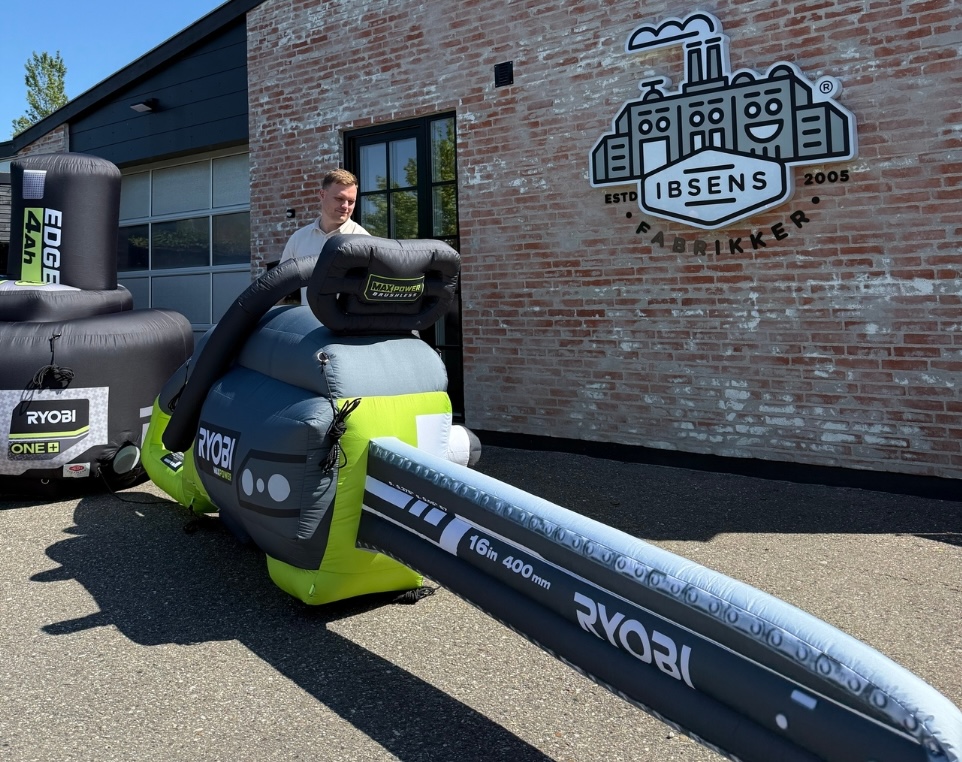 En 5 meter lång uppblåsbar motorsåg