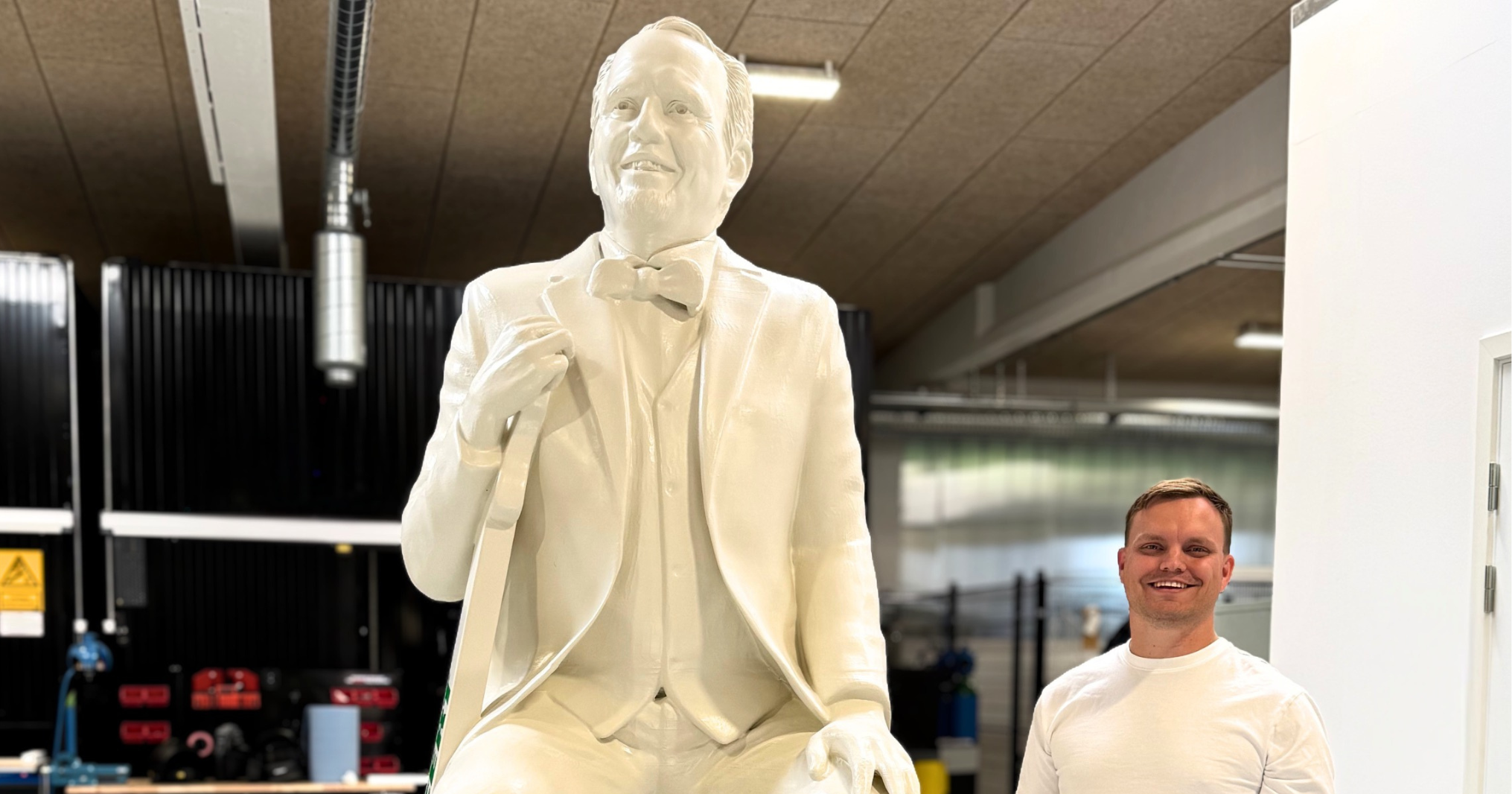 En 2,6 meter hög 3D-printad staty av Jacob Haugaard, stående bredvid en person för att visa skalan